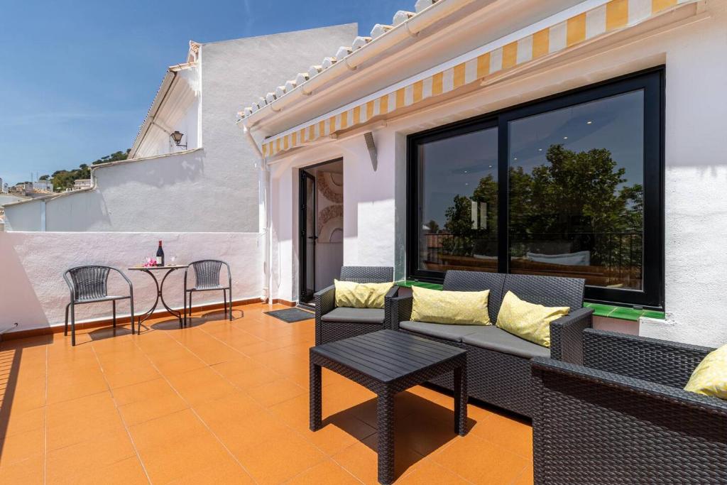 Balkón alebo terasa v ubytovaní New Renovated Central Apartment With Modern Touch