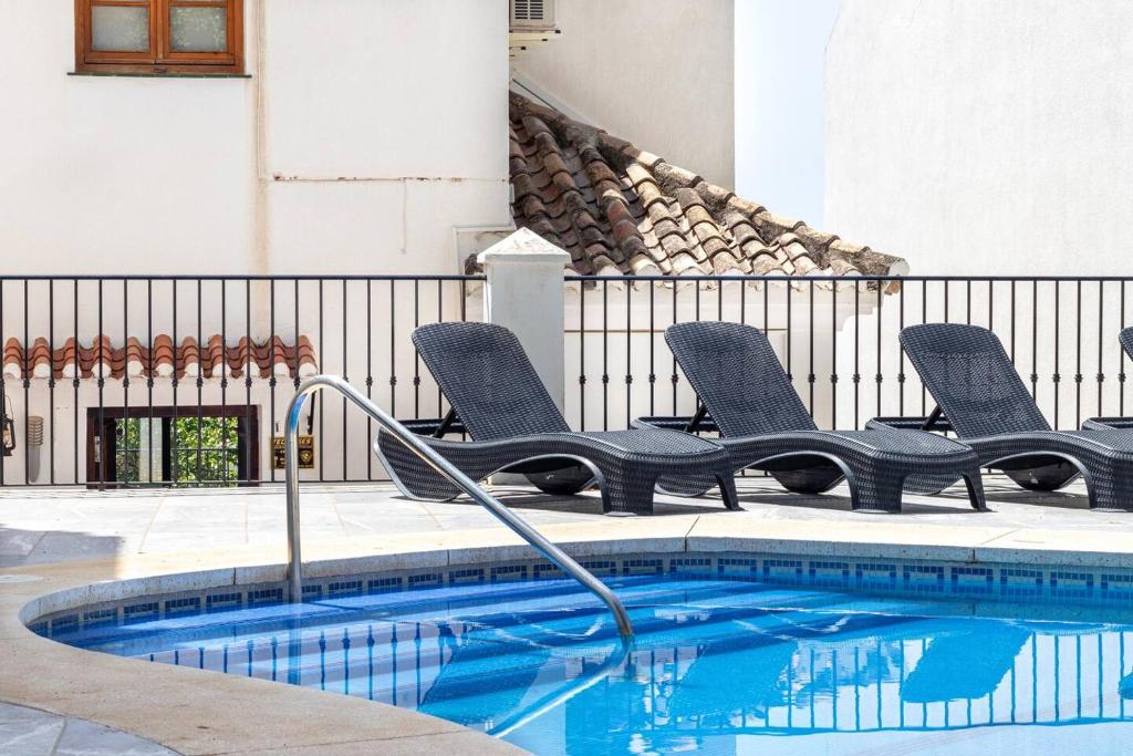 Bazén v ubytovaní New Renovated Central Apartment With Modern Touch alebo v jeho blízkosti