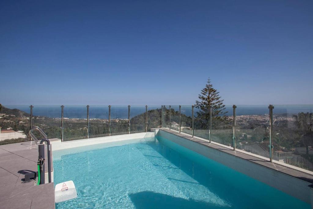 Bazén v ubytovaní Brand New Duplex In Mijas Pueblo alebo v jeho blízkosti