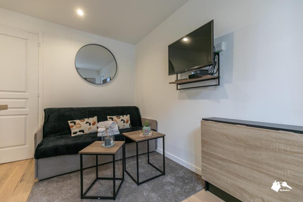 un salon avec un canapé et une télévision à écran plat dans l'établissement MBA - Splendide Appart Proche Père Lachaise, à Paris