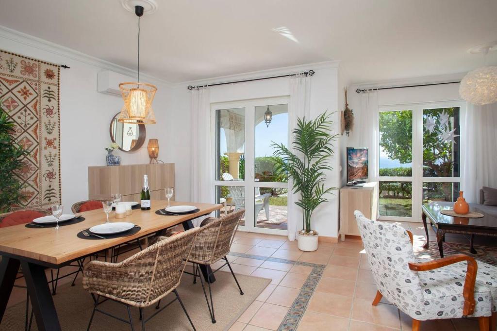 een eetkamer met een tafel en stoelen bij Cozy townhouse Mijas with views in Mijas