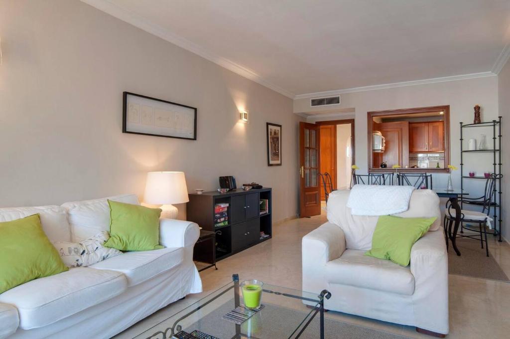 Część wypoczynkowa w obiekcie Sunny Terrace Apartment In Prestigious Mijas Golf
