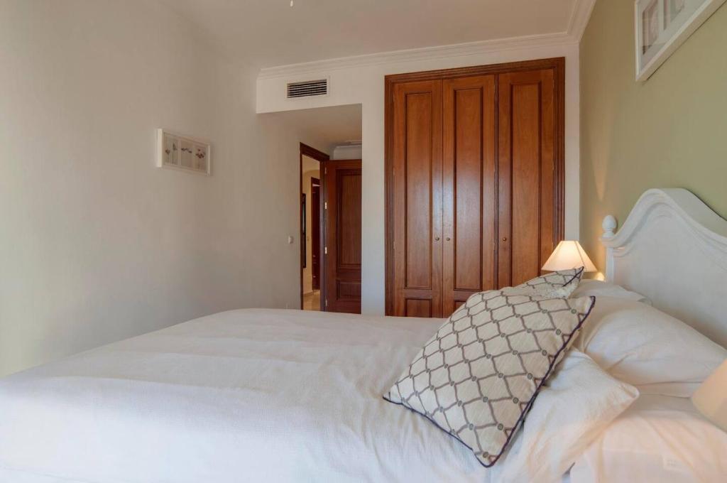 Łóżko lub łóżka w pokoju w obiekcie Sunny Terrace Apartment In Prestigious Mijas Golf