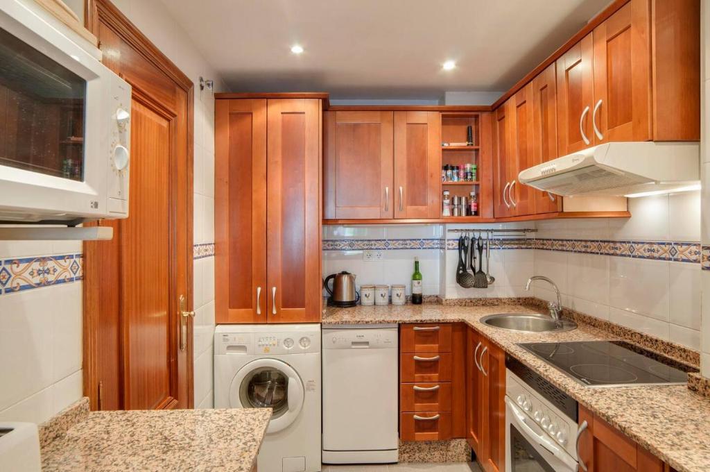 Kuchnia lub aneks kuchenny w obiekcie Sunny Terrace Apartment In Prestigious Mijas Golf