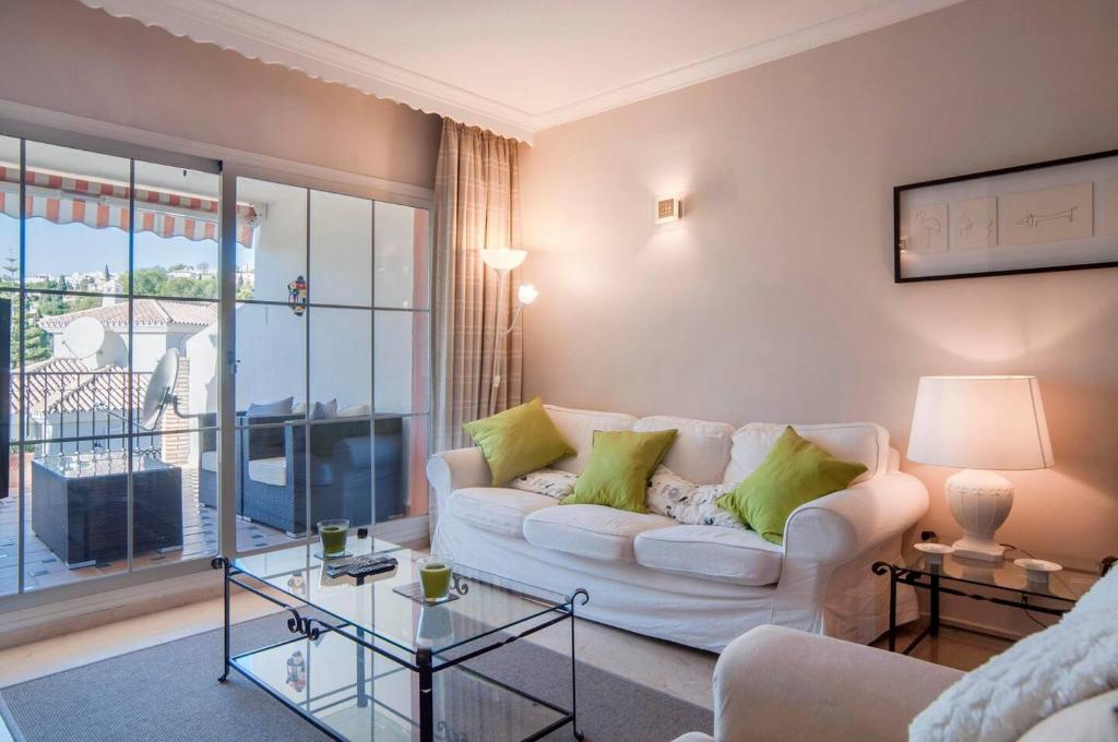 Część wypoczynkowa w obiekcie Sunny Terrace Apartment In Prestigious Mijas Golf