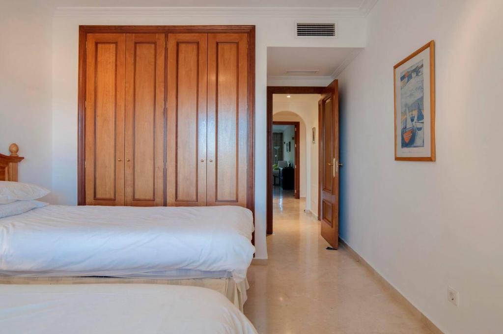 Łóżko lub łóżka w pokoju w obiekcie Sunny Terrace Apartment In Prestigious Mijas Golf