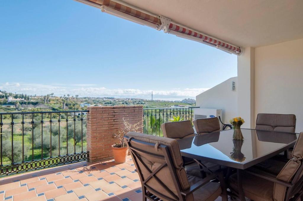 Balkon lub taras w obiekcie Sunny Terrace Apartment In Prestigious Mijas Golf