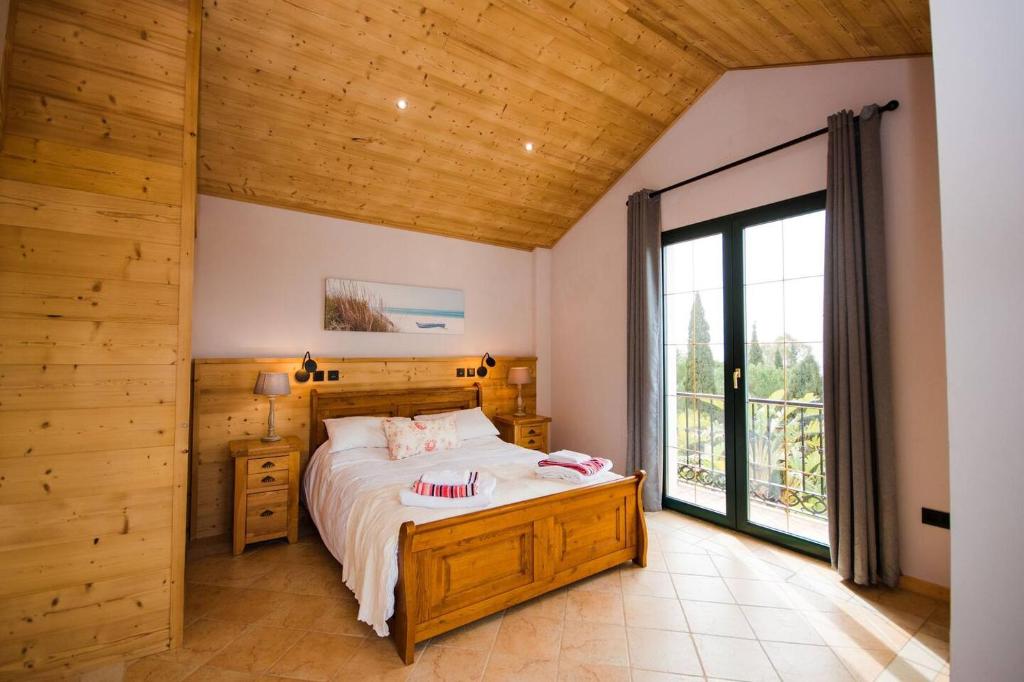 Postel nebo postele na pokoji v ubytování Impressive Villa Dazura In Valtocado Mijas