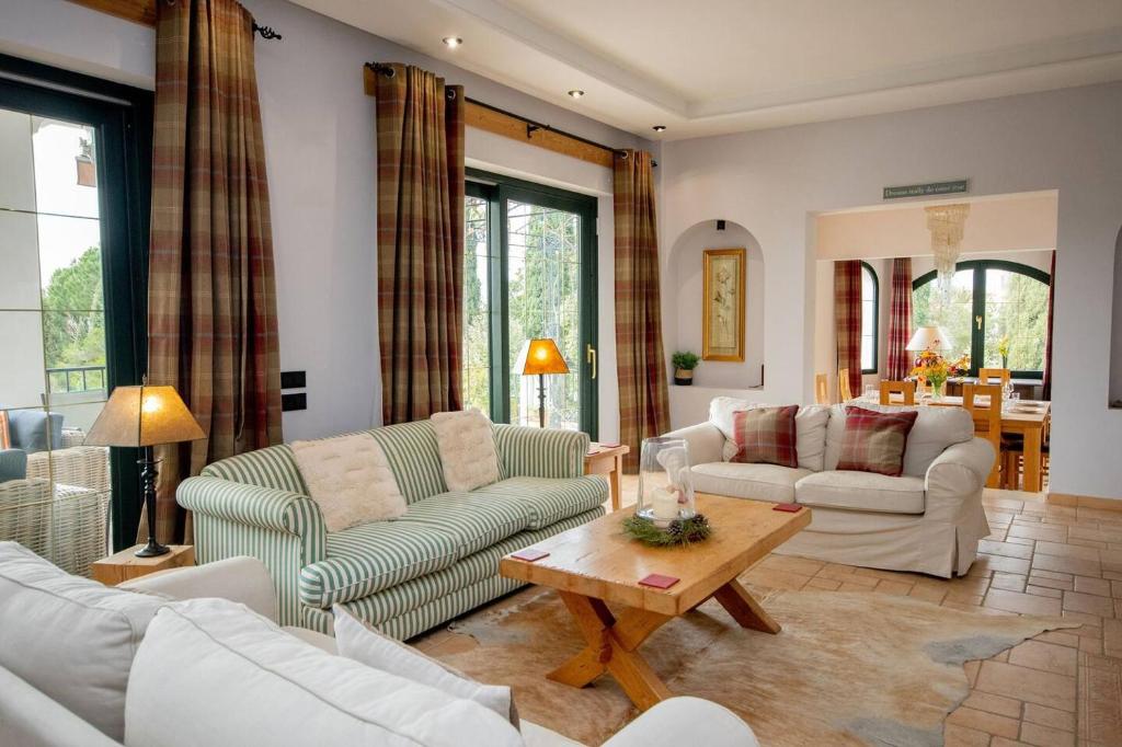 Posezení v ubytování Impressive Villa Dazura In Valtocado Mijas