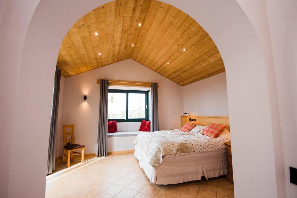 Postel nebo postele na pokoji v ubytování Impressive Villa Dazura In Valtocado Mijas