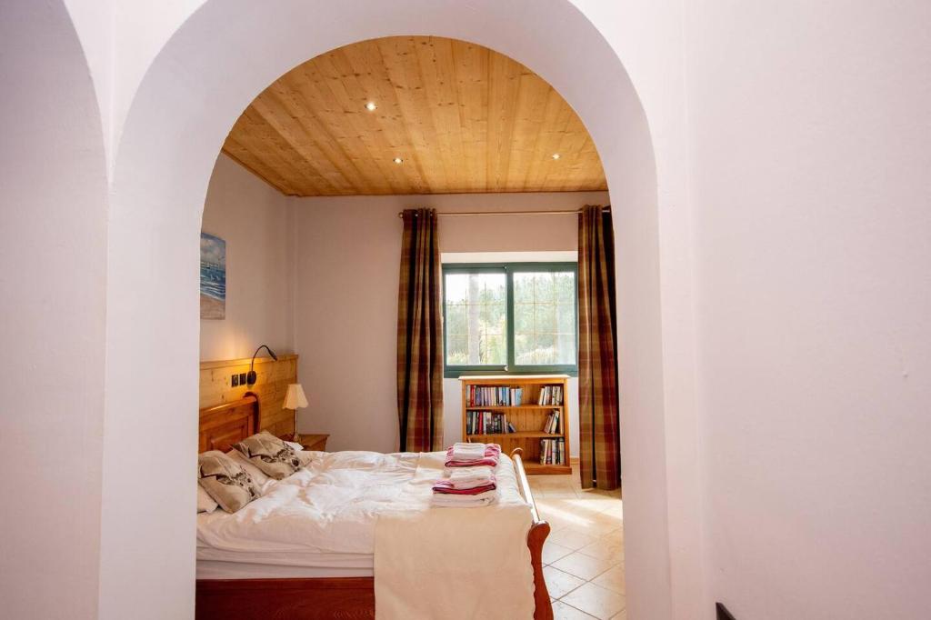 Postel nebo postele na pokoji v ubytování Impressive Villa Dazura In Valtocado Mijas