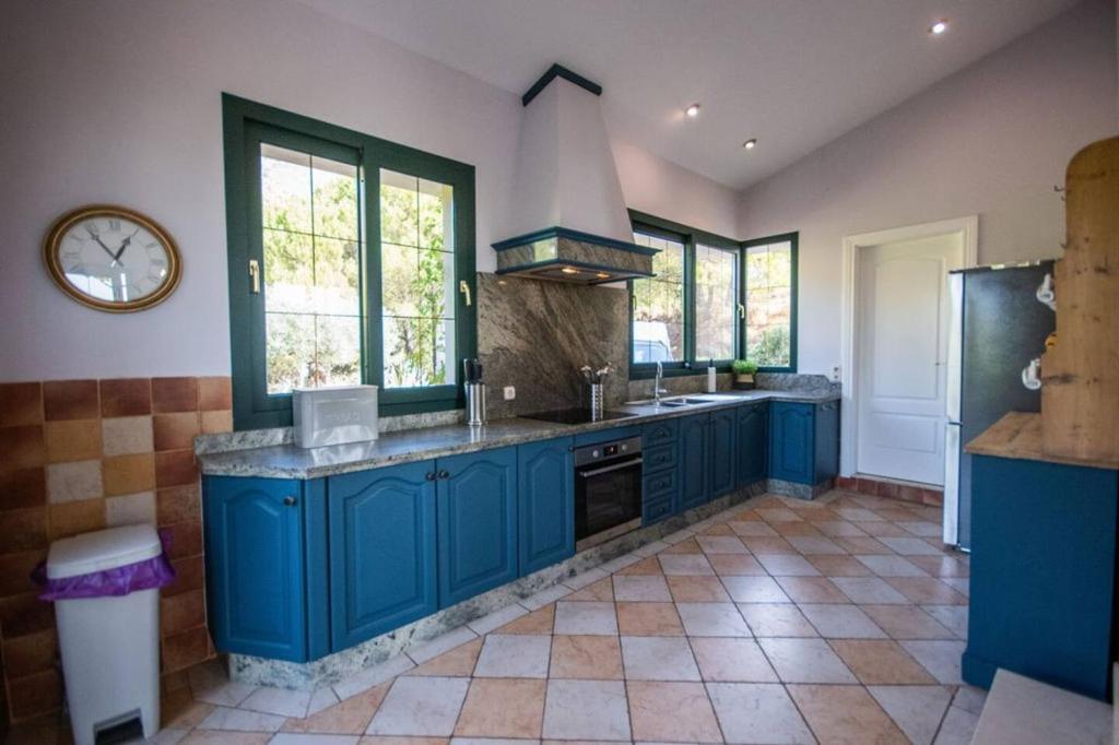 Kuchyň nebo kuchyňský kout v ubytování Impressive Villa Dazura In Valtocado Mijas