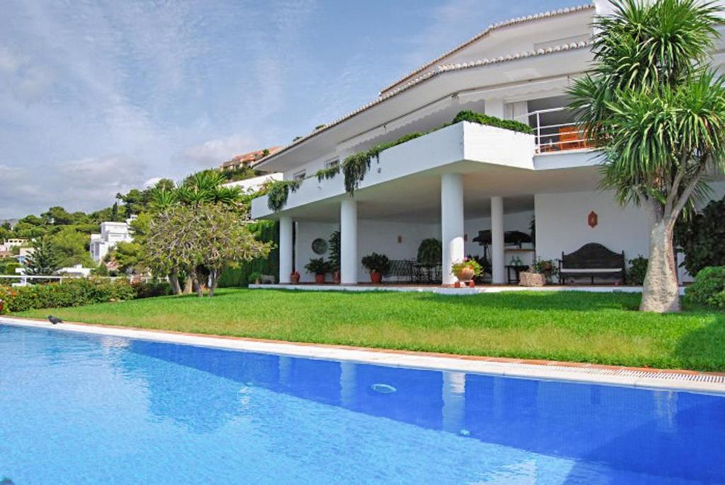 ラ・エラドゥーラにあるVilla El Horizonte infinite poolの目の前にスイミングプールがある家