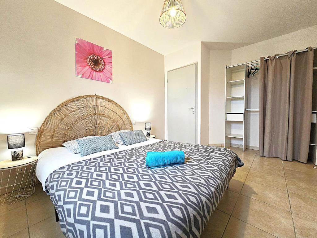 Letto o letti in una camera di Le Parc Jean Édouard - Spa avec jacuzzi privé - Superbe villa 4 chambres - 9 couchages - 6 lits - Poêle - Parking - Climatisation réversible- Terrasse ombragée et grand jardin