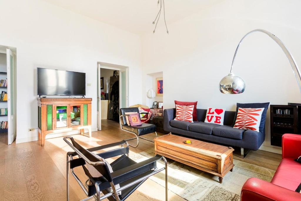 Principe House, Central Rome, 3 bedroom 2 bath, Elegant Apartment full of Light