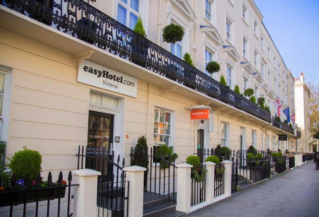 ein Gebäude mit einem Schild an der Seite in der Unterkunft easyHotel Victoria in London