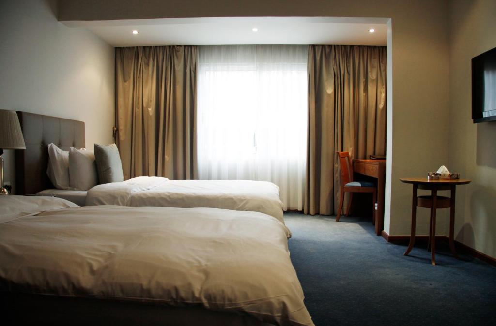 Postel nebo postele na pokoji v ubytování Plaza Hotel Beirut