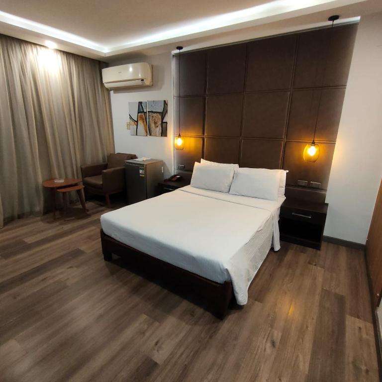 Postel nebo postele na pokoji v ubytování Pearl Hotel, Maadi
