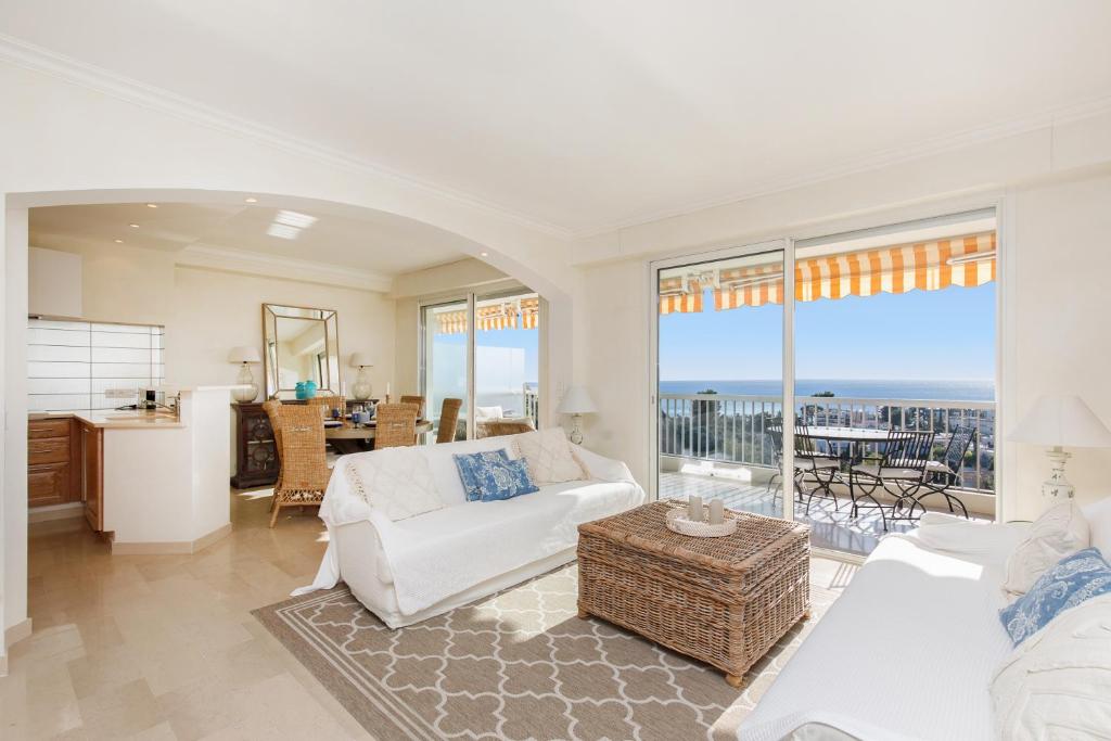 un salon avec un canapé et une table dans l'établissement Immogroom - Spacious bright T3 - Sea view -Terrace, à Cannes