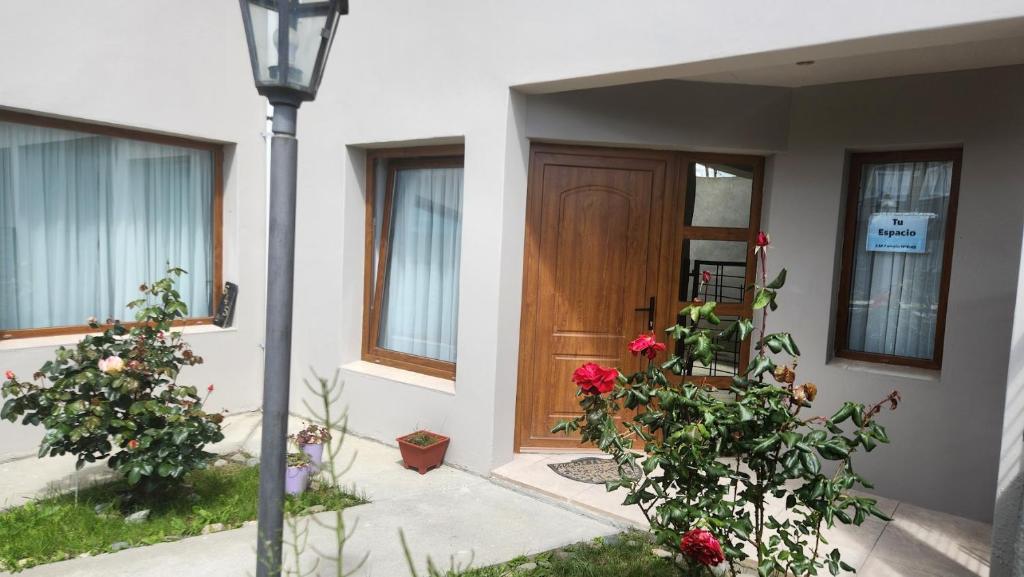 una casa con dos rosas delante de una puerta en Tu Espacio, en Río Grande