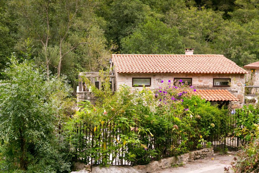 Vườn quanh La encantadora casa del río de CALDAS DE REIS.