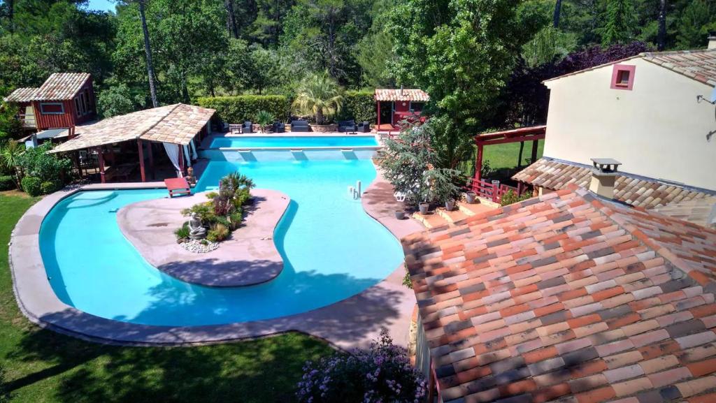 une vue aérienne d'une piscine dans une cour arrière dans l'établissement Villa Lorna - 2 maisons - piscine privée, à Aups