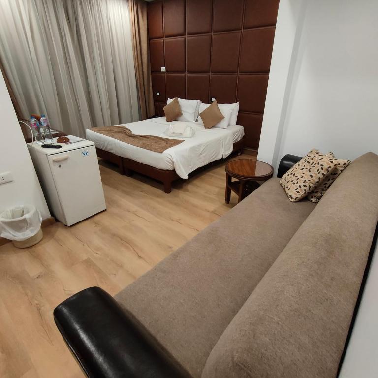 Postel nebo postele na pokoji v ubytování Pearl Hotel, Maadi