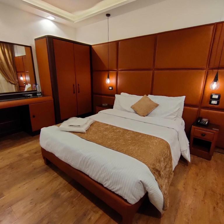 Postel nebo postele na pokoji v ubytování Pearl Hotel, Maadi