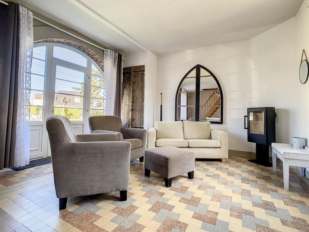 un salon avec un canapé, des chaises et une télévision dans l'établissement Villa Anglo-Normande à Stella-Plage, Jardin, Proche Mer et Commerces, Idéal Famille, 6 Pers. - FR-1-236-78, à Stella-Plage