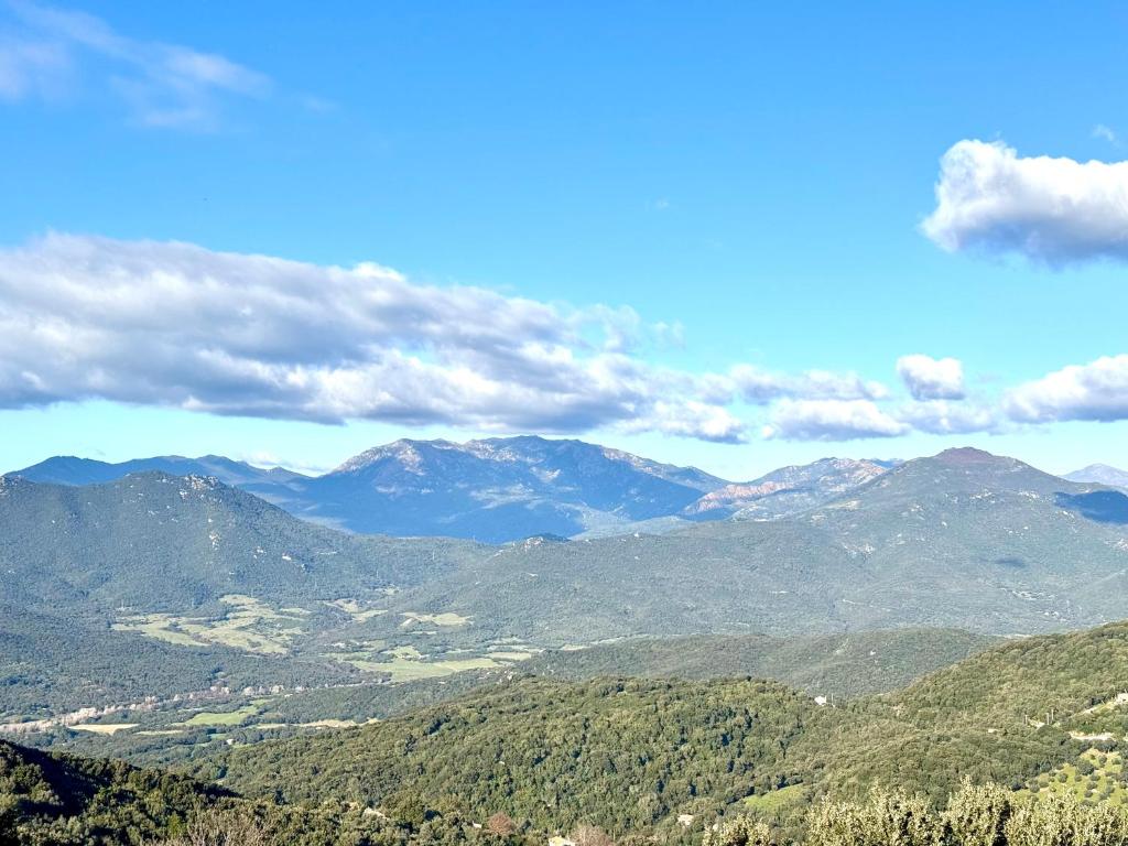 vista su una valle con montagne in lontananza di Villa traditionnelle avec vue imprenable sur les montagnes a Sartène