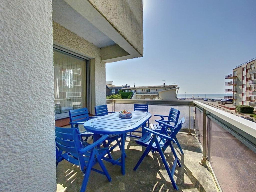 einen blauen Tisch und Stühle auf einem Balkon mit Meerblick in der Unterkunft Appartement 3 chambres près de la mer à Stella Plage - FR-1-236-126 in Stella-Plage