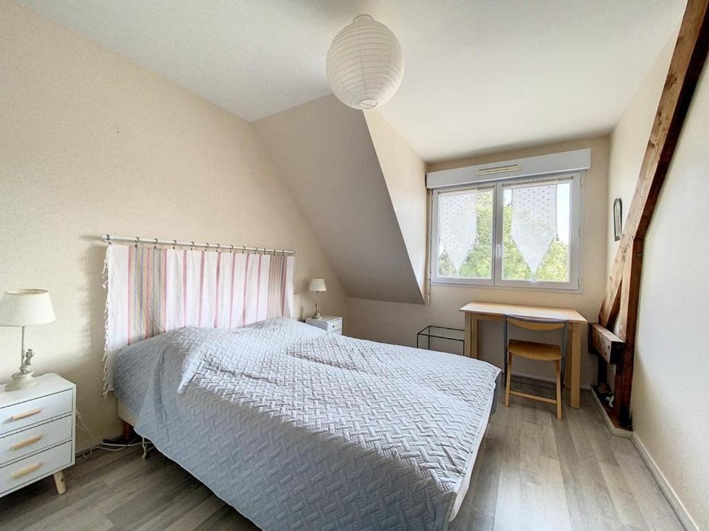 Posteľ alebo postele v izbe v ubytovaní Charmant pavillon 3 chambres près de la plage, jardin, wifi, accepte petits animaux, non-fumeur - FR-1-236-140
