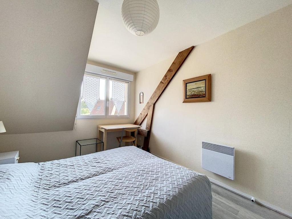 Posteľ alebo postele v izbe v ubytovaní Charmant pavillon 3 chambres près de la plage, jardin, wifi, accepte petits animaux, non-fumeur - FR-1-236-140
