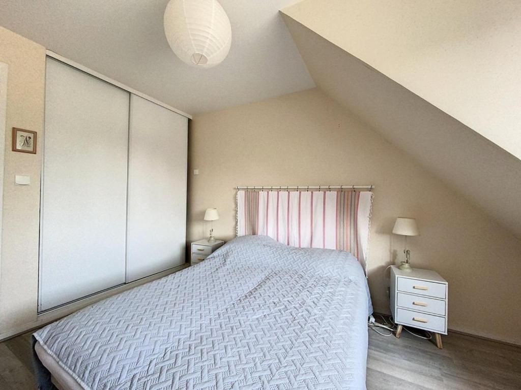 Posteľ alebo postele v izbe v ubytovaní Charmant pavillon 3 chambres près de la plage, jardin, wifi, accepte petits animaux, non-fumeur - FR-1-236-140