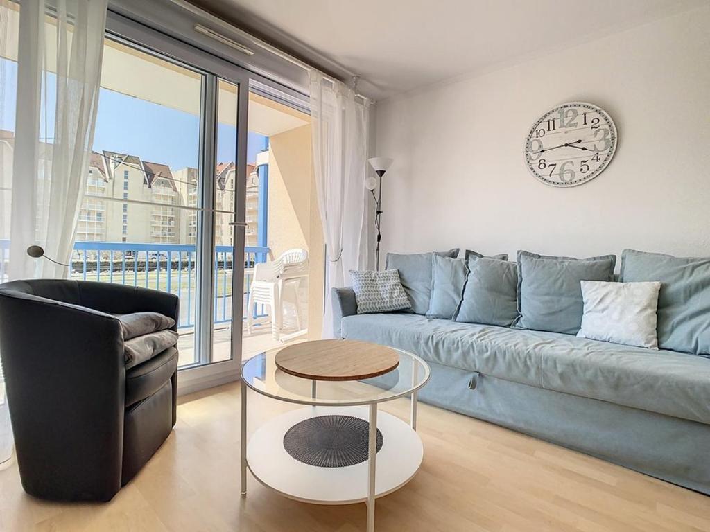 Posedenie v ubytovaní Appartement lumineux à 100m de la plage avec balcon, parking, idéal pour séjours courts et longs - FR-1-236-139