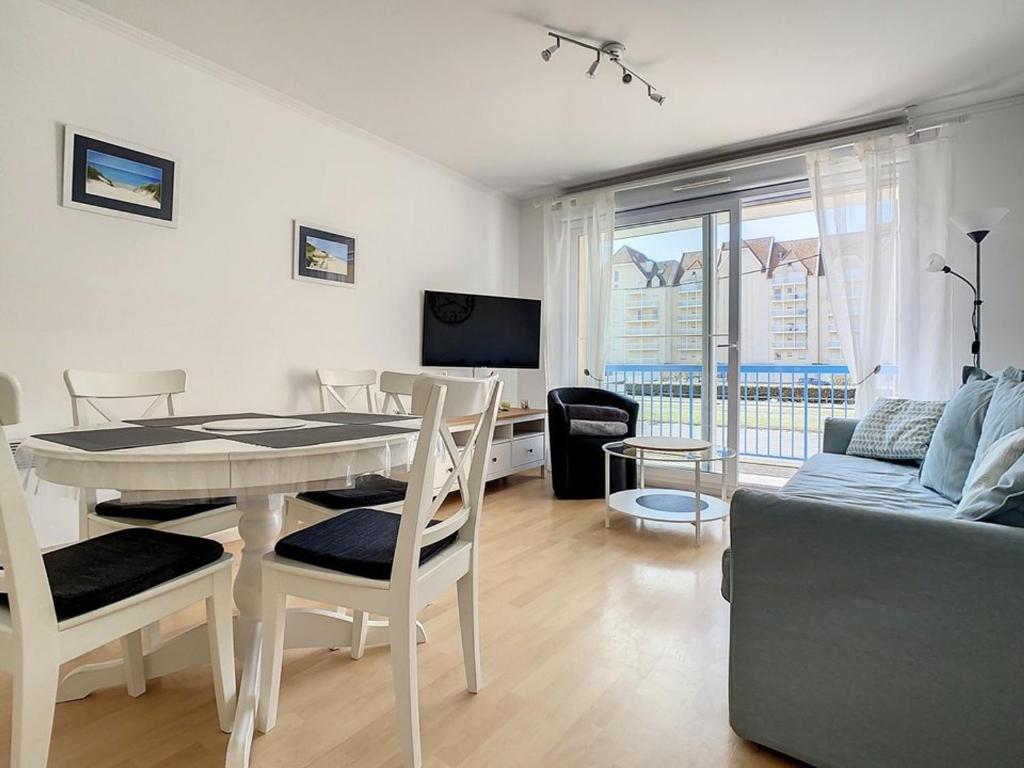 Televízia a/alebo spoločenská miestnosť v ubytovaní Appartement lumineux à 100m de la plage avec balcon, parking, idéal pour séjours courts et longs - FR-1-236-139