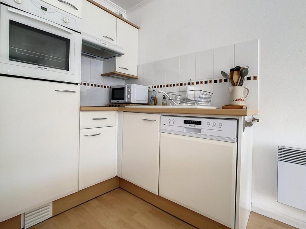 Kuchyňa alebo kuchynka v ubytovaní Appartement lumineux à 100m de la plage avec balcon, parking, idéal pour séjours courts et longs - FR-1-236-139