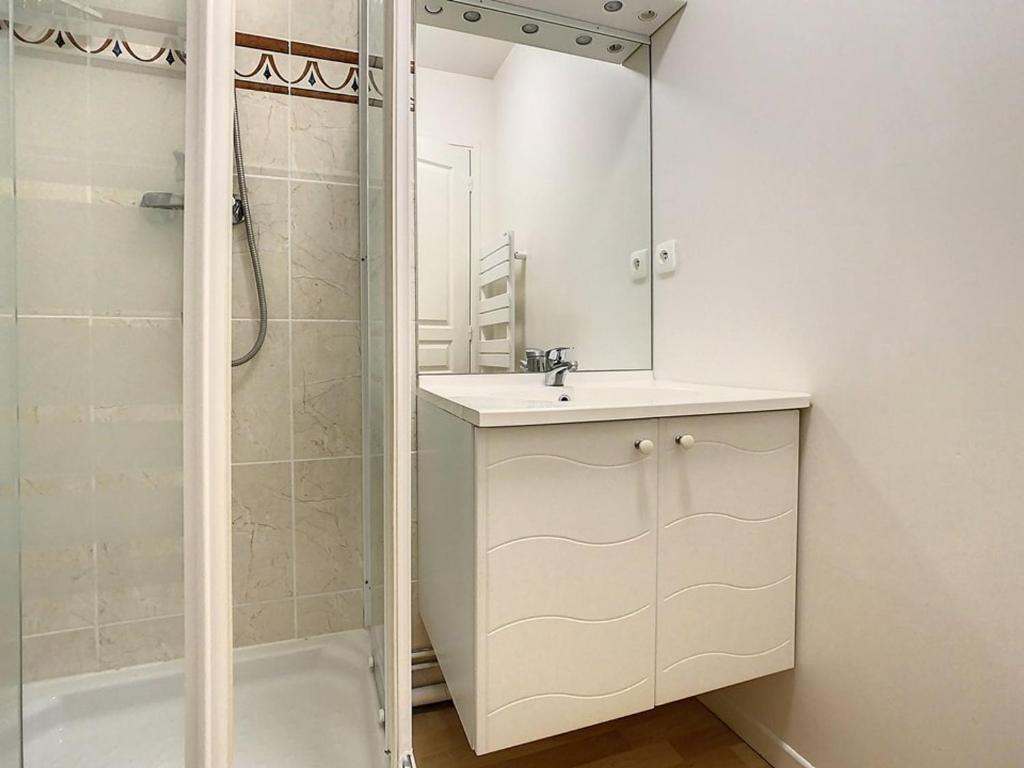 Kúpeľňa v ubytovaní Appartement lumineux à 100m de la plage avec balcon, parking, idéal pour séjours courts et longs - FR-1-236-139