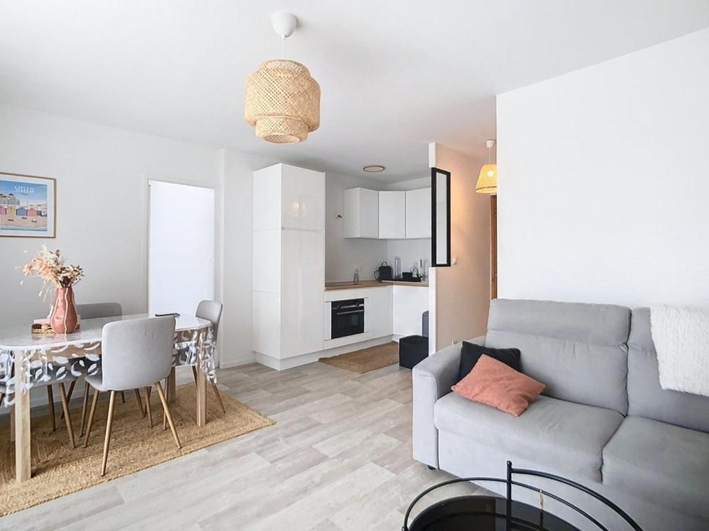 un salon avec un canapé et une table dans l'établissement Appartement cosy pour 4, à 2 pas de la plage avec balcon ! - FR-1-236-161, à Cucq