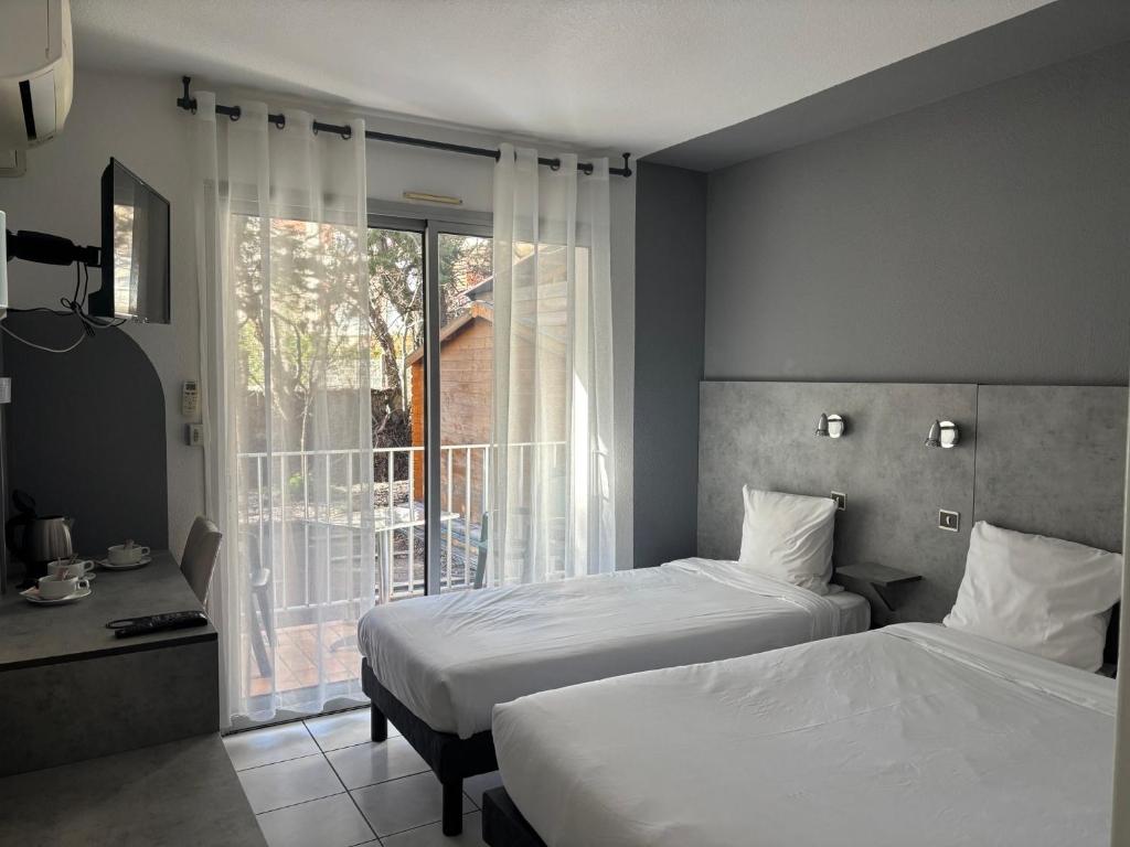 Postel nebo postele na pokoji v ubytování Acapella Hotel