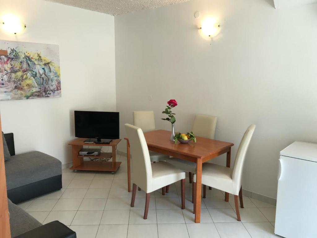 Televízia a/alebo spoločenská miestnosť v ubytovaní Apartmani Vujić- Villa Dolac