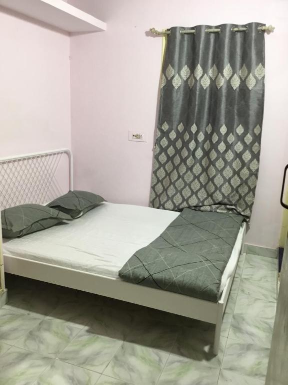 En eller flere senge i et værelse på Parimala Residency 2nd Floor Room2