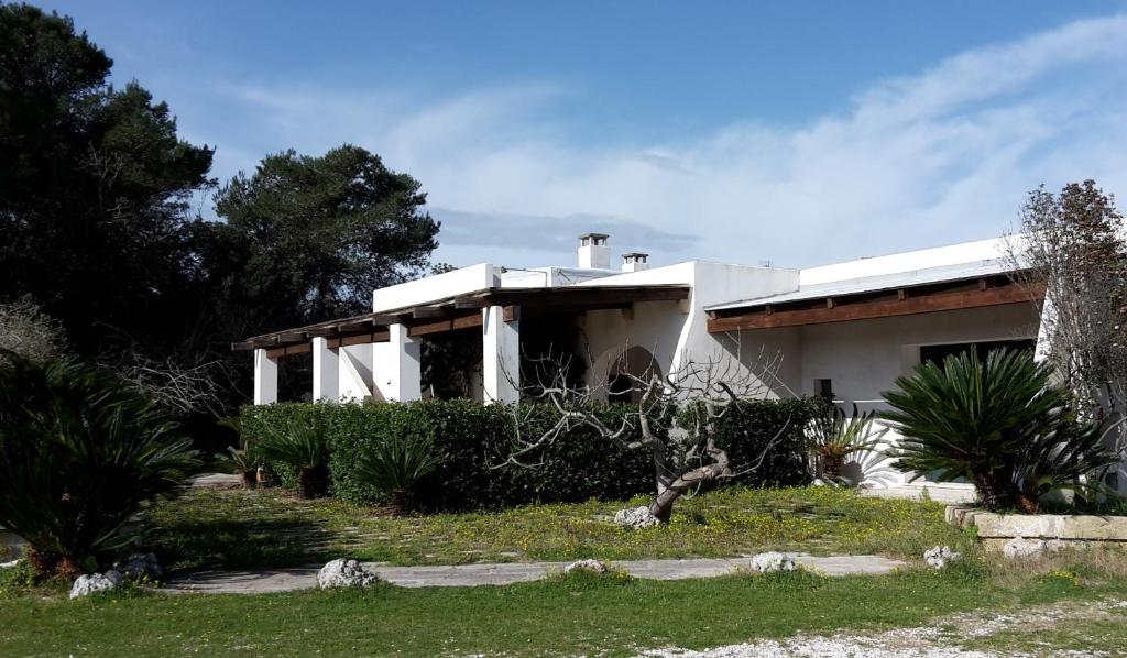 a white house with trees and plants in front of it at Agriturismo Vignavecchia in Vignacastrisi