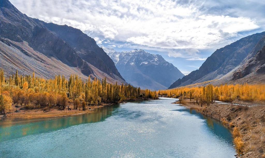 une rivière au milieu d'une vallée avec des montagnes dans l'établissement The VILLAGE RESORT ASHUNA, à Kargil