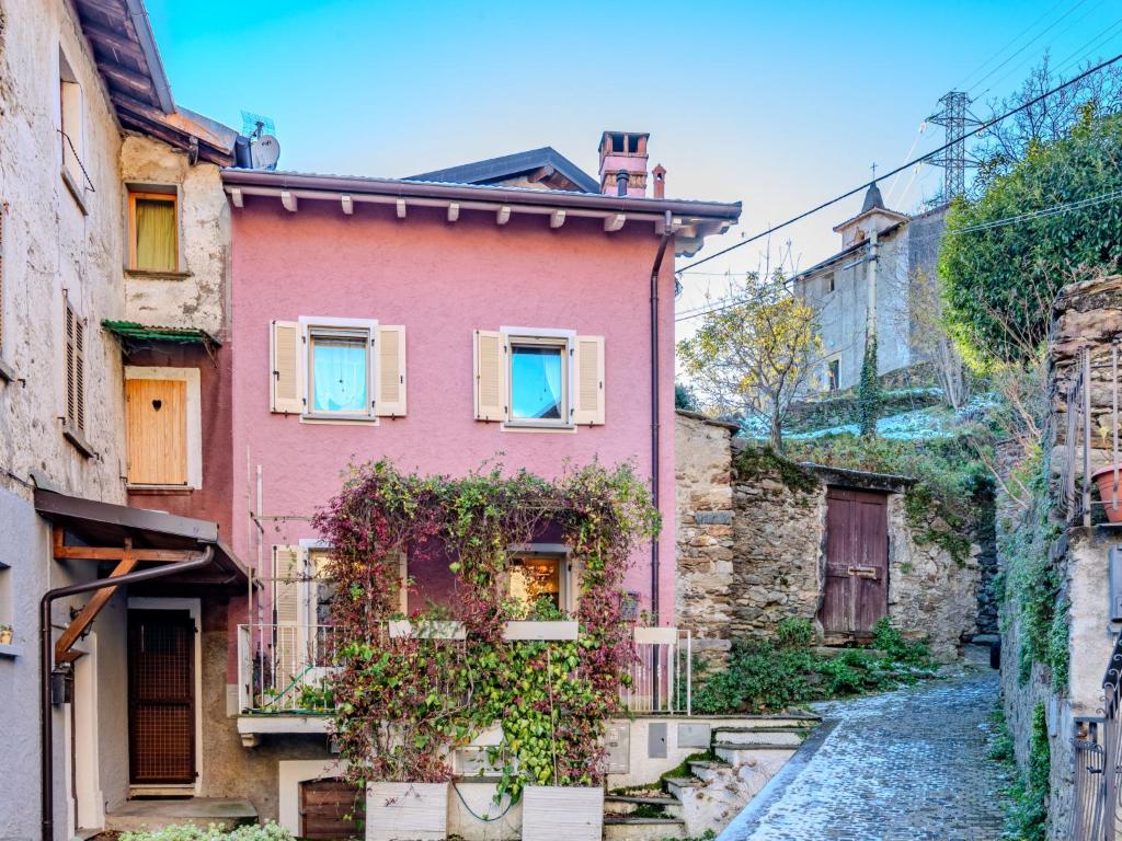 an alley in an old town with buildings at Holiday Home Casetta Rosa by Interhome in San Siro