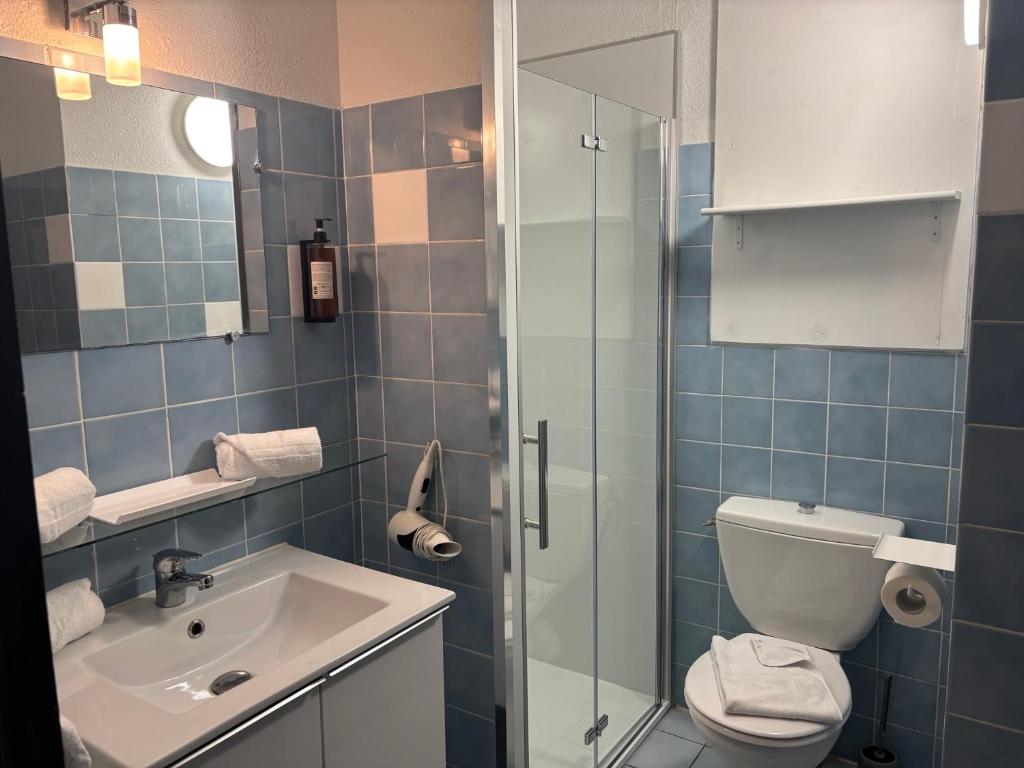 Koupelna v ubytování Acapella Hotel