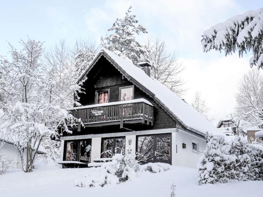 ein schneebedecktes Haus mit Balkon in der Unterkunft Holiday Home Knusperhaus Gretel by Interhome in Frankenau