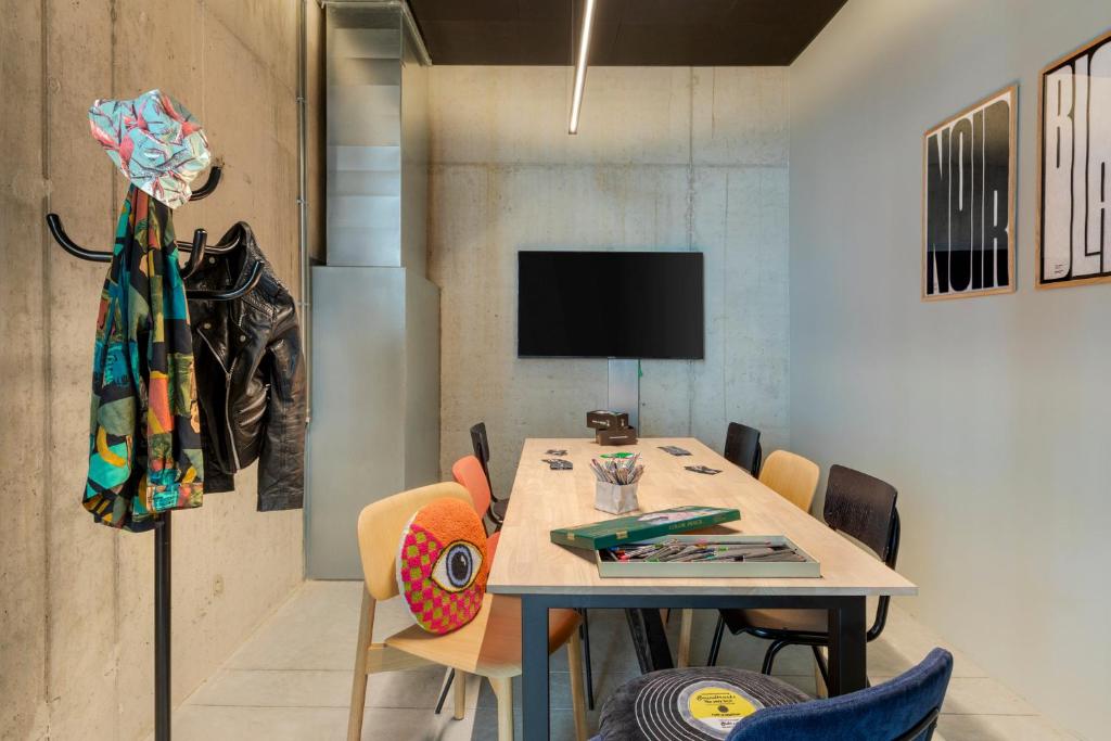 TV a/nebo společenská místnost v ubytování Moxy Antwerp