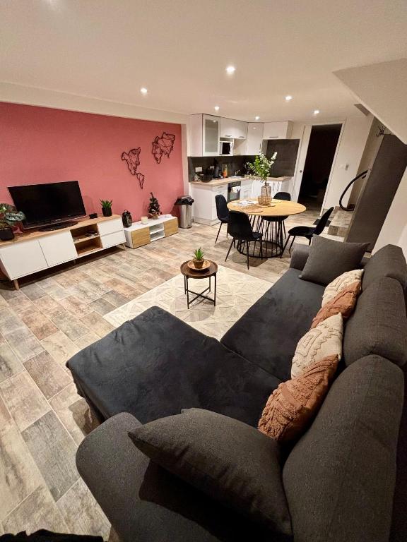 - un salon avec un grand canapé et une table dans l'établissement Sweet home Kaysersberg, à Kaysersberg