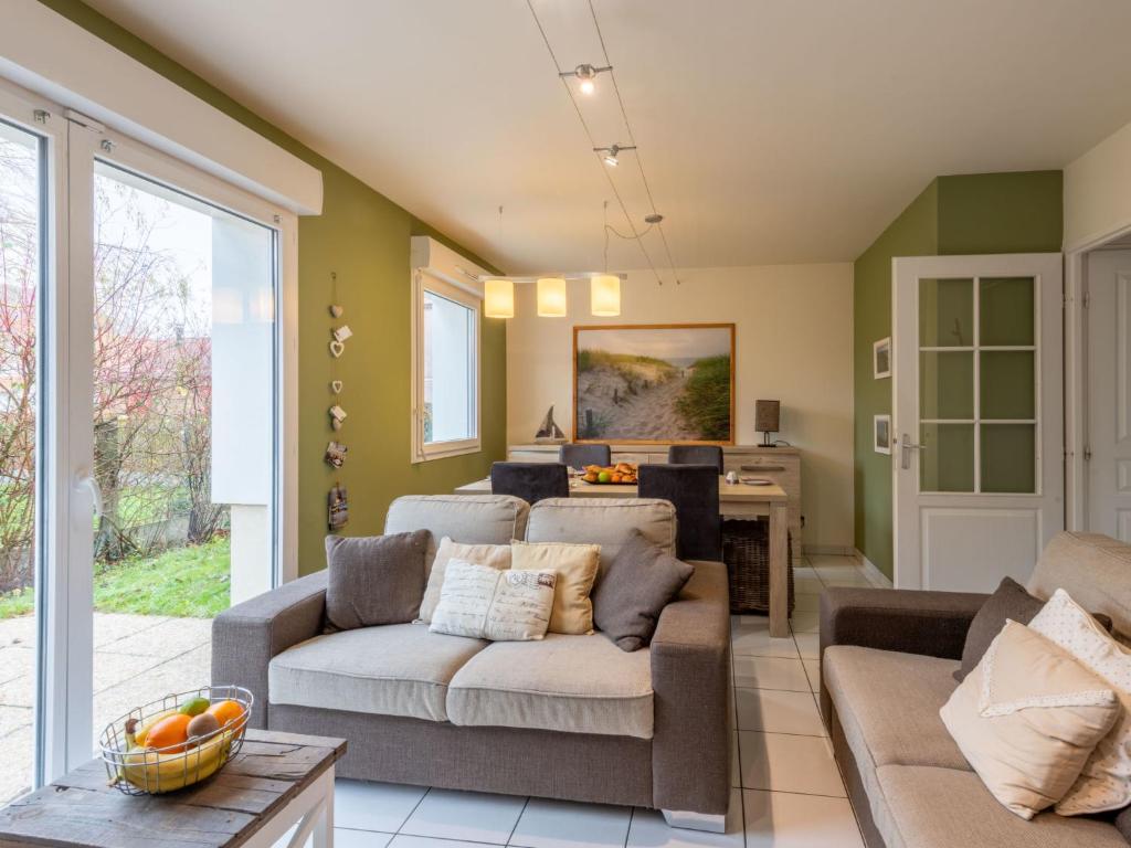 un salon avec deux canapés et une table dans l'établissement Holiday Home Un coin d'air pur by Interhome, à Fort-Mahon-Plage